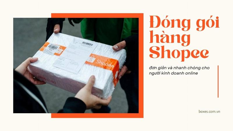 Một người phụ nữ đang đóng gói cẩn thận kiện hàng trong hộp carton và dùng băng dính để chuẩn bị gửi hàng nhà xe Phương Trang.